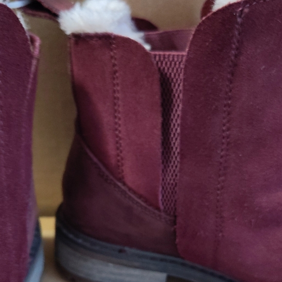 Emu Suede Australia Red Winter Boots with Cozy Lining - Picture 6 of 8